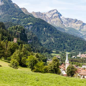 Sils i.D. mit der Burg Ehrenfels, Thusis und dem Piz Beverin