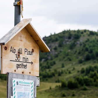 Beschilderung zur Alp dil Plaun auf der Feldiser Hochebene