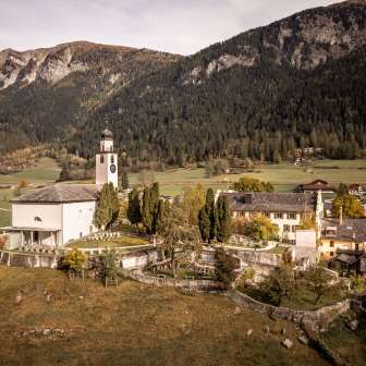 Andeer mit der reformierten Kirche im Herbst